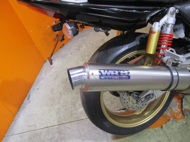 これは嬉しい高価なフルエキのＷＲＳマフラーですよ！定価１０６７００円もする高価なマフラーですよ！